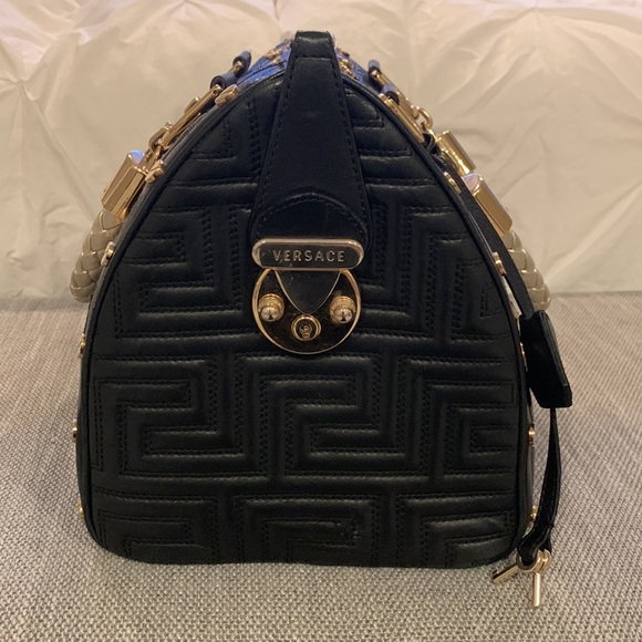 GIANNI VERSACE vintage leather Doctor bag with gold hardware. - Picture 5 of 10